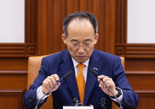 추경호 경제부총리 겸 기획재정부 장관이 21일 오전 서울 종로구 정부서울청사에서 열린 비상 경제 장관회의 겸 수출 투자 대책 회의에 참석해 회의를 시작하고 있다. [연합뉴스]